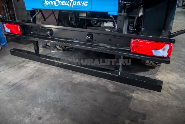 Заднее защитное устройство