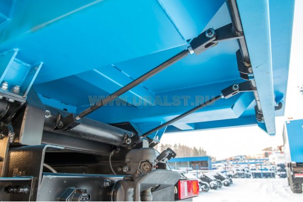 Запорный механизм заднего борта