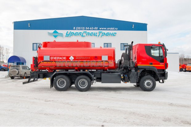 Автотопливозаправщик АТЗ-18-2 IVECO-AMT TRAKKER AD380T45W 4300 ММ, задний УВТ