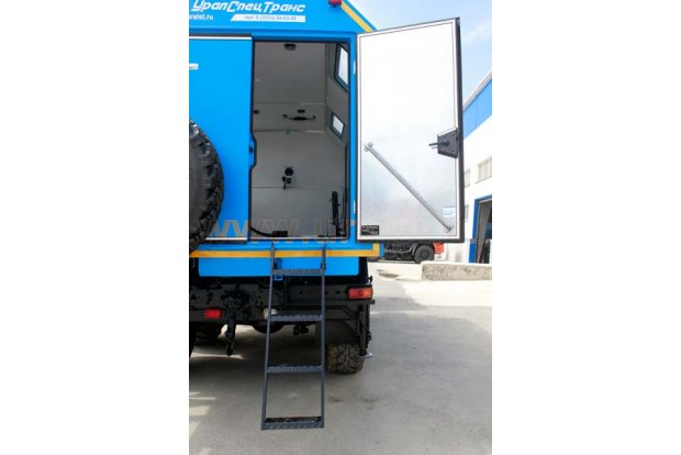 Передвижная лестница задней распашной двери лаборатории