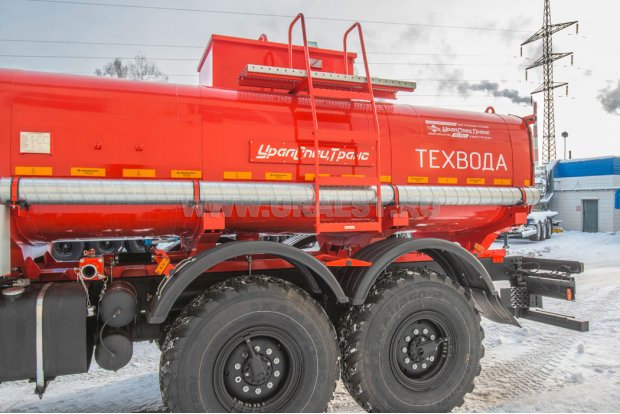 Лестница для подъема на площадку обслуживания цистерны