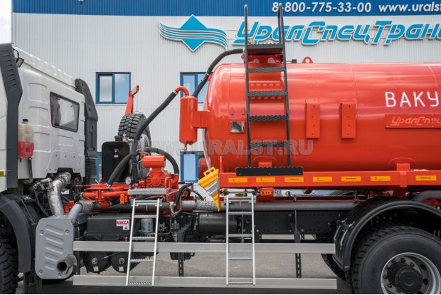 Лестница на площадку обслуживания