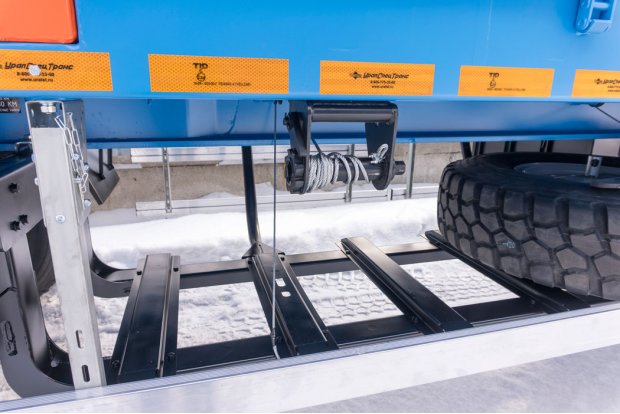 Корзина для размещения запасного колеса тягача и запасного колеса ППБ