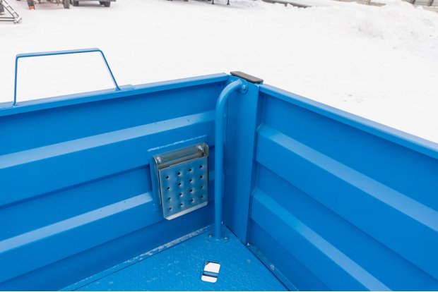 Ступенька и поручень для подъема на бортовую платформу