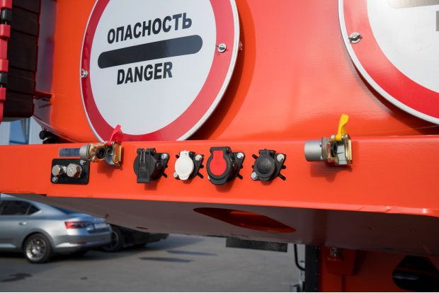 Разъемы для соединения электросистемы и пневмосистемы полуприцепа и тягача