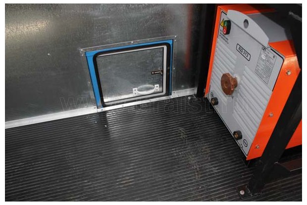 Люк для быстрого доступа к оборудованию