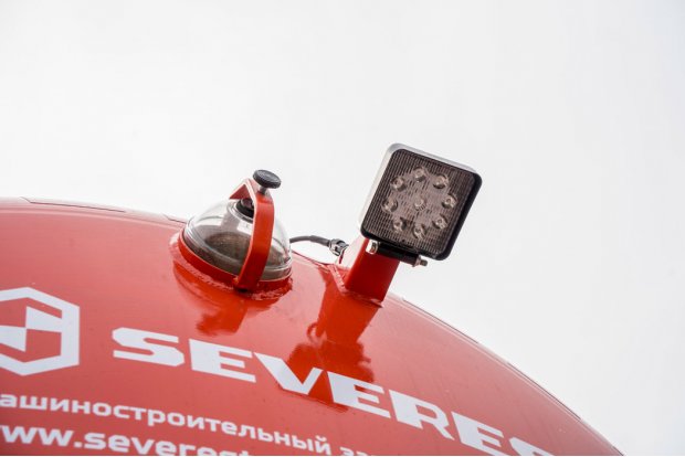 Смотровое окно емкости и фара-прожектор