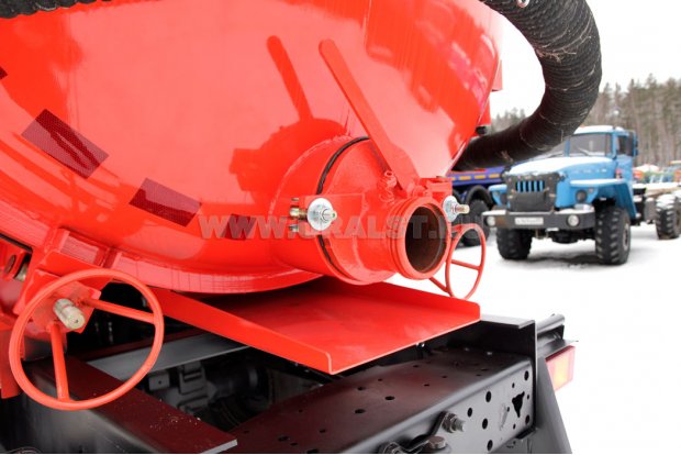 Сливной узел емкости нефтепромысловой машины