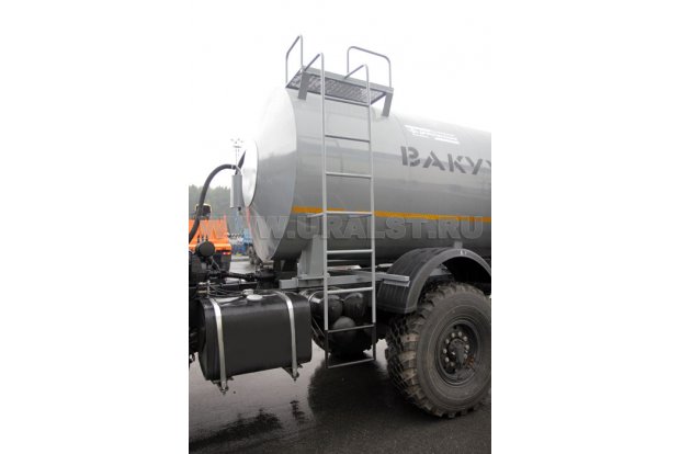 Лестница для обслуживания заливной горловины цистерны