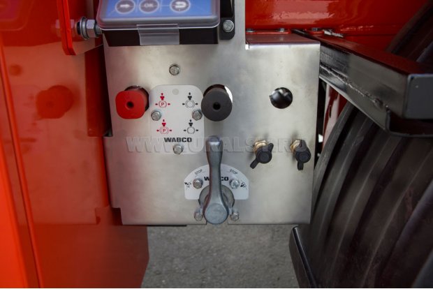 Блок управления пневамтикой подвески и стояночным тормозом