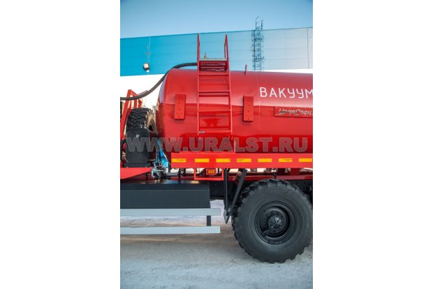 Лестница для обслуживания заливной горловины цистерны