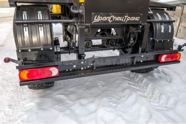 Заднее защитное устройство