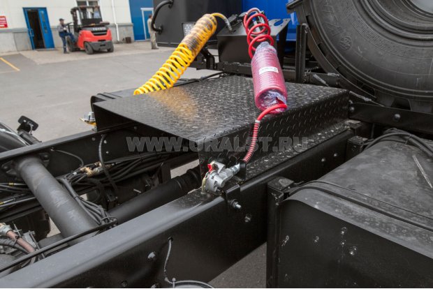 Разъемы пневмо-электро системы тягача