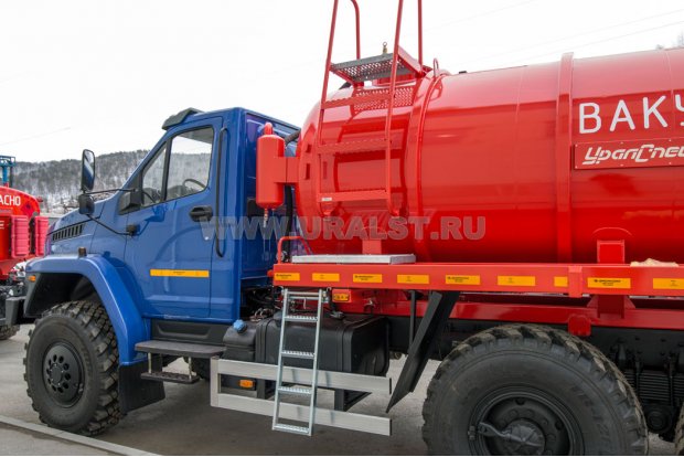 Лестница на площадку обслуживания люка цистерны