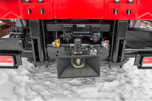 Заднее защитное устройство