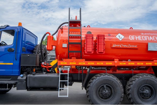 Лестница на площадку обслуживания люка цистерны