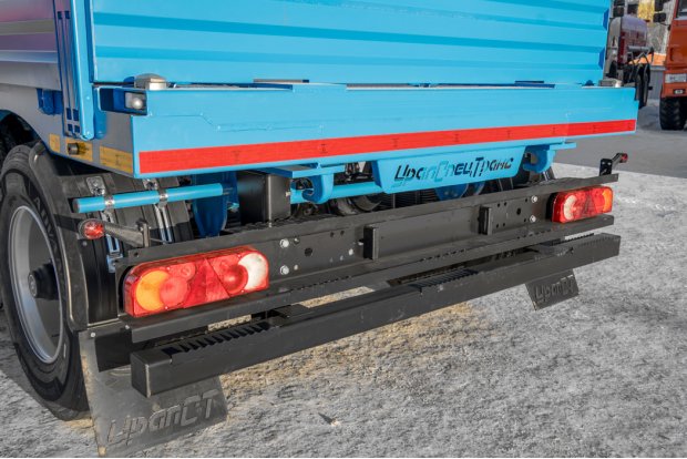 Заднее защитное устройство