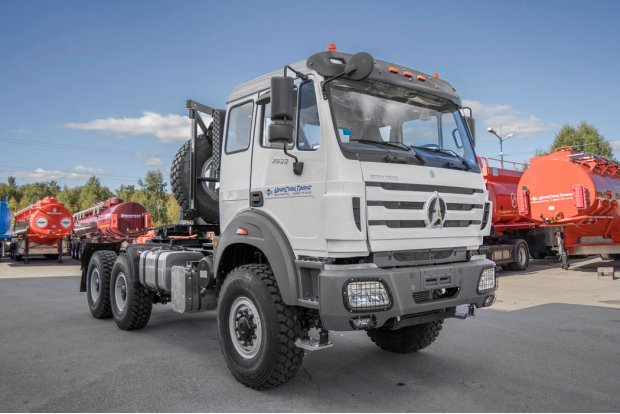 Седельный тягач BEIBEN 2538 (6х6) УСТ 5453, шины 14.00R20 ДОПОГ