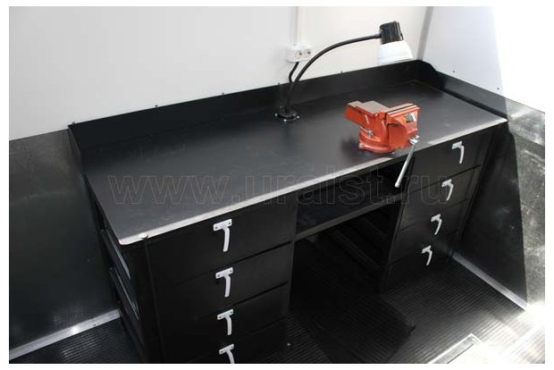Верстак с выдвижными ящиками и тисками