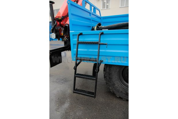 Лестница для подъема на грузовую платформу