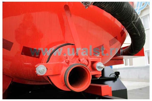 Сливной узел емкости нефтепромысловой машины