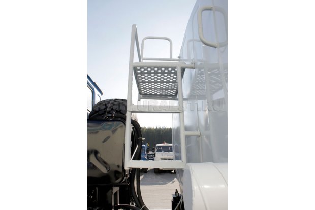 Лестница на площадку обслуживания цистерны