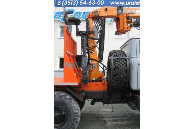 Лесовозный тягач с манипулятором