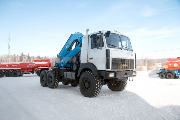 Седельный тягач МАЗ 6425X9 с крано-манипуляторной установкой ИМ-240-04 УСТ