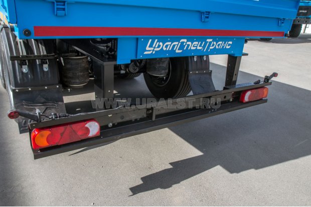 Заднее защитное устройство