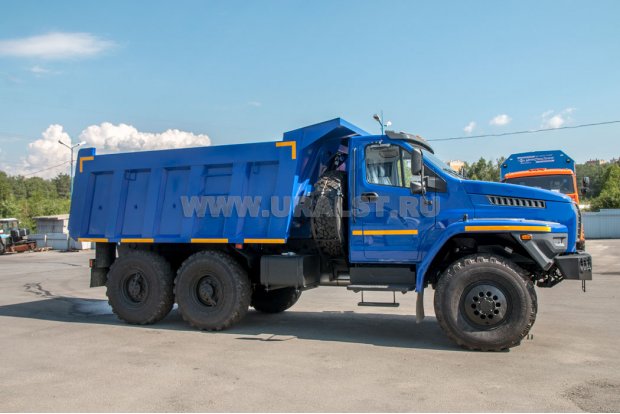 Самосвал Урал 55571 с задней разгрузкой