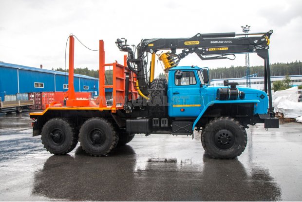 Лесовозный тягач Урал-М с ГМ VM10L