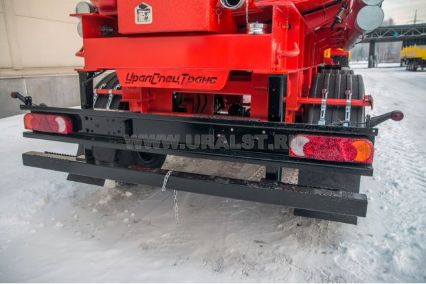 Заднее защитное устройство