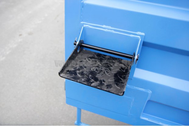 Ступенька для подъема на бортовую платформу