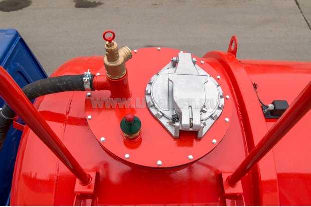 горловина люка-лаза с дополнительным люком для верхнего налива