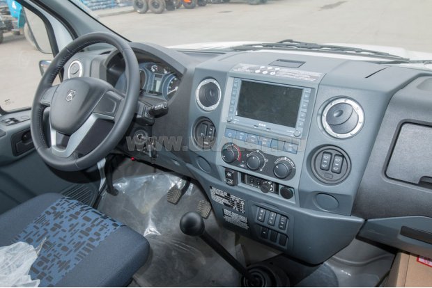 Приборная панель в кабине водителя