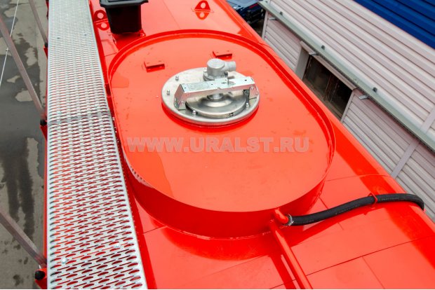 Заливная горловина цистерны