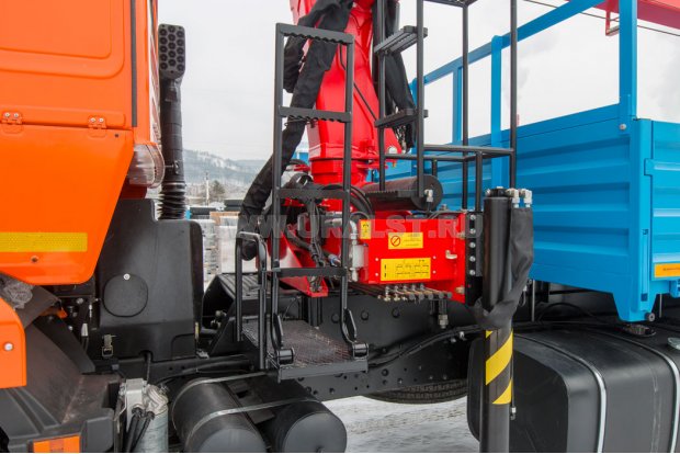 Лестница в транспортном положении, площадка обслуживания КМУ