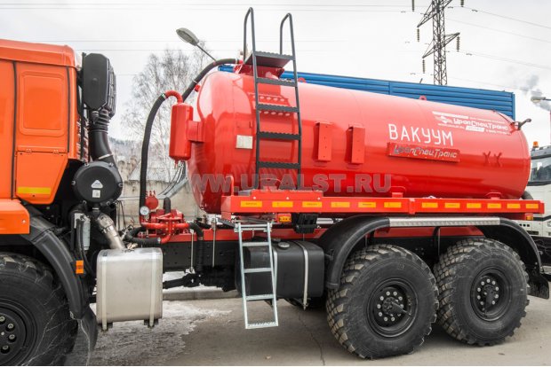 Лестница для подъема на площадку обслуживания