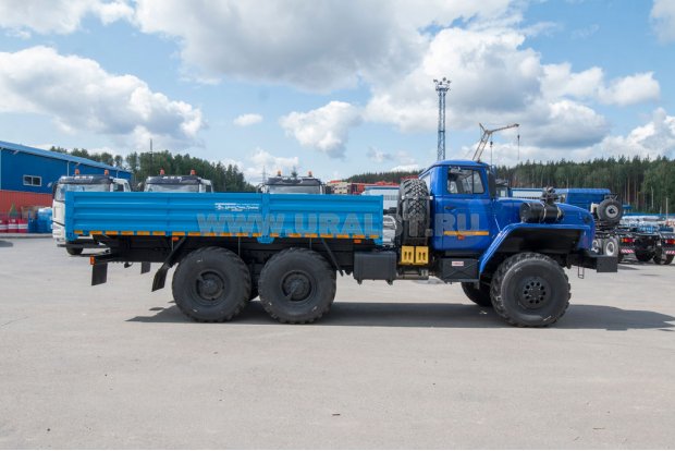Бортовой автомобиль Урал М УСТ 5453 5557-72Е5, тент