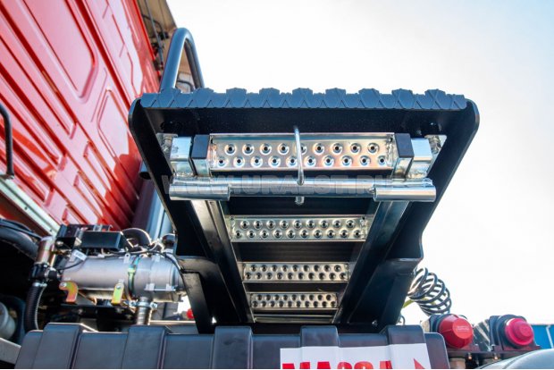 Выдвижная лестница в транспортном положении