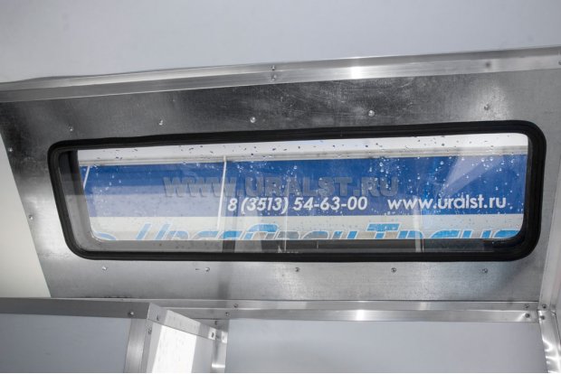 Окно на скосе фургона