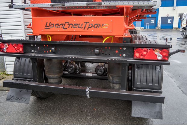 Заднее защитное устройство