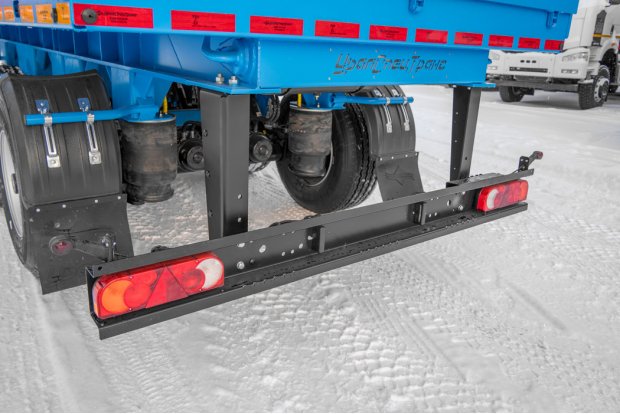 Заднее защитное устройство