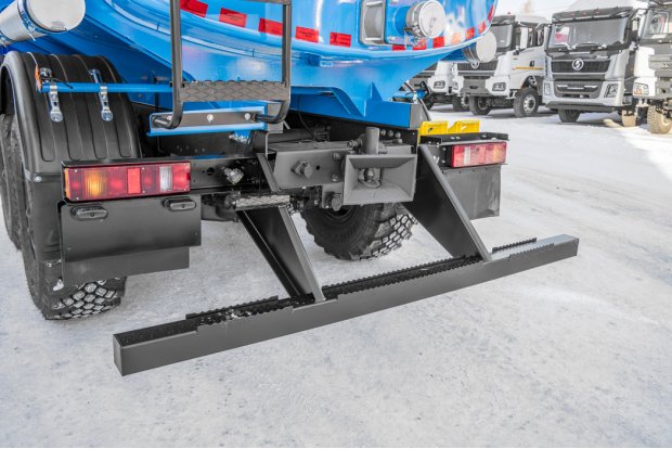 Заднее защитное устройство