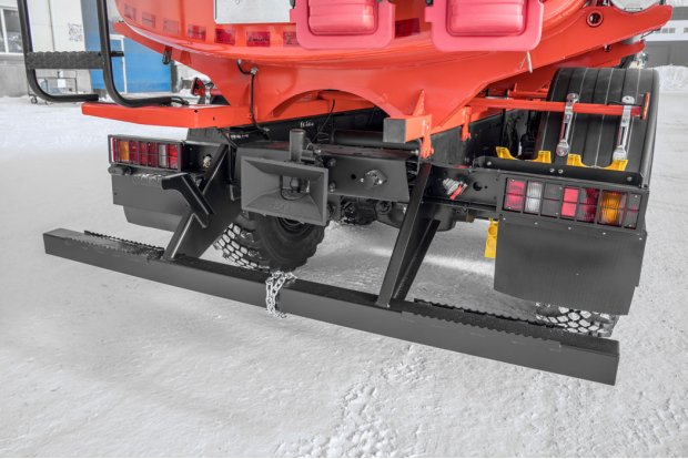 Заднее защитное устройство