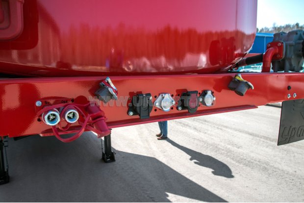 Разъемы для соединения электросистемы и пневмосистемы полуприцепа и тягача