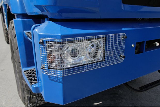 Защитная сетка на передние фонари (опция)