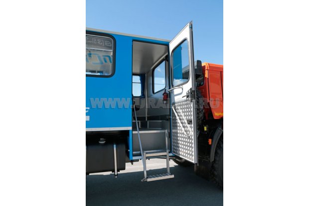 Откидная двухступенчатая пассажирская лестница