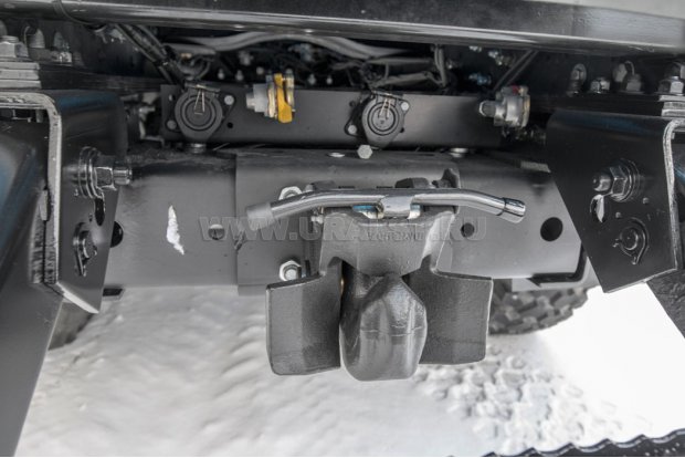 Заднее защитное устройство