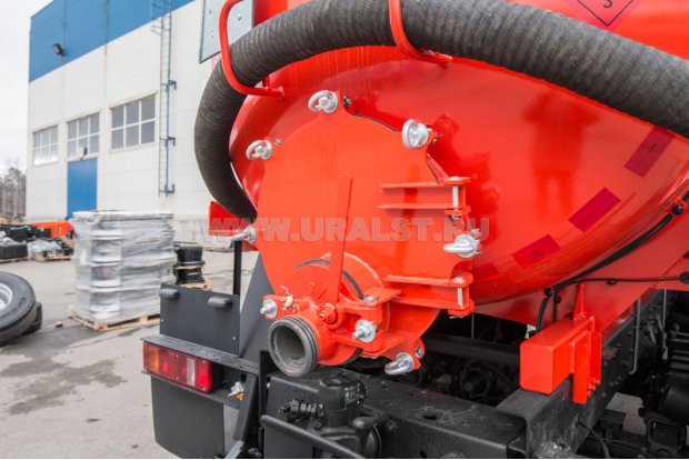 Заборный/сливной узел емкости